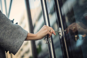 seguridad puerta comunidad