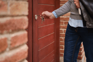 la cerradura gira pero la puerta no abre